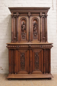 Quality renaissance cabinet in walnut