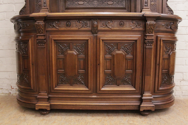 Quality renaissance cabinet in walnut