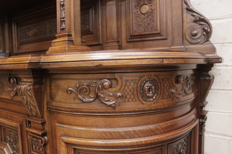 Quality renaissance cabinet in walnut