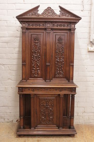 Quality renaissance cabinet in walnut