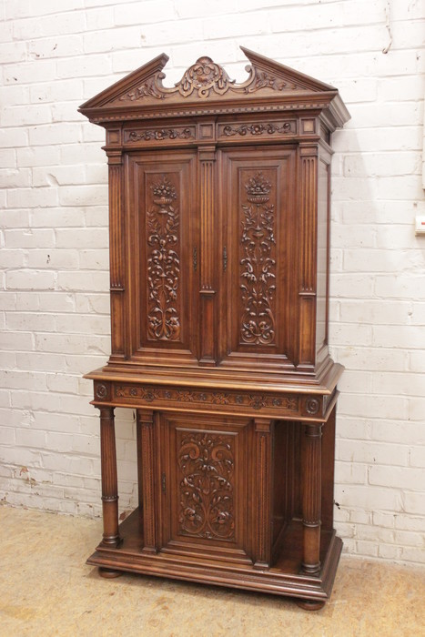 Quality renaissance cabinet in walnut