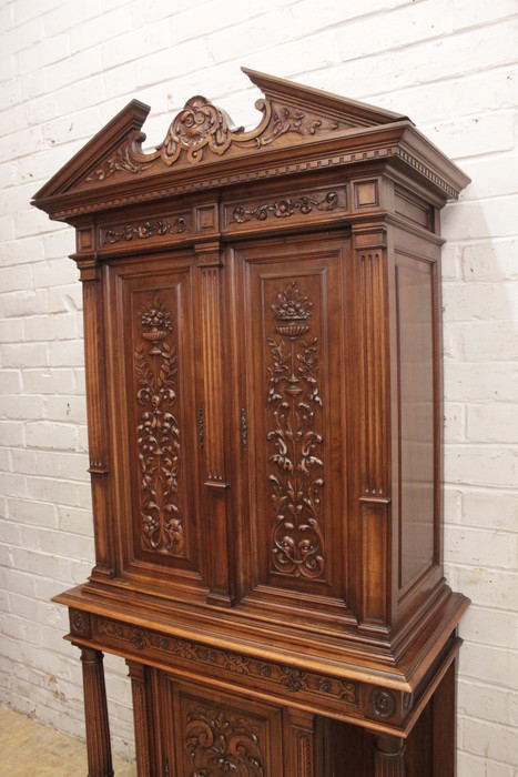 Quality renaissance cabinet in walnut