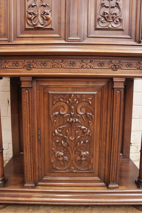 Quality renaissance cabinet in walnut