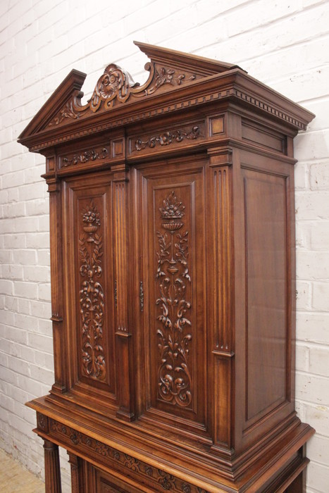 Quality renaissance cabinet in walnut