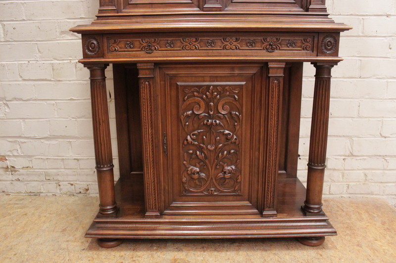 Quality renaissance cabinet in walnut