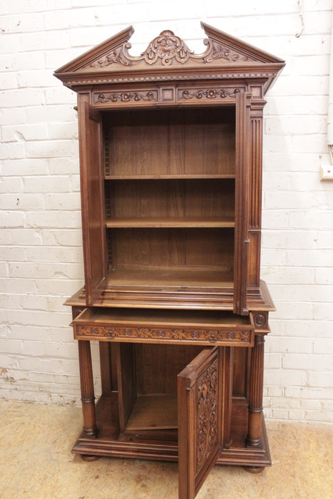 Quality renaissance cabinet in walnut