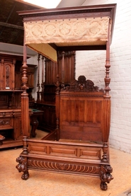 Quality renaissance style canopy bed in walnut 19th century