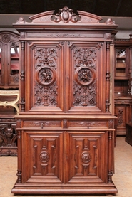 Renaissance cabinet in walnut with cherubs