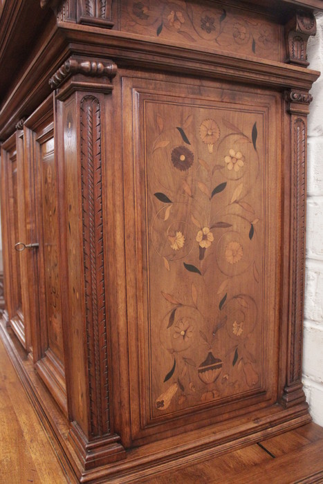 Renaissance cabinet in walnut with inlay