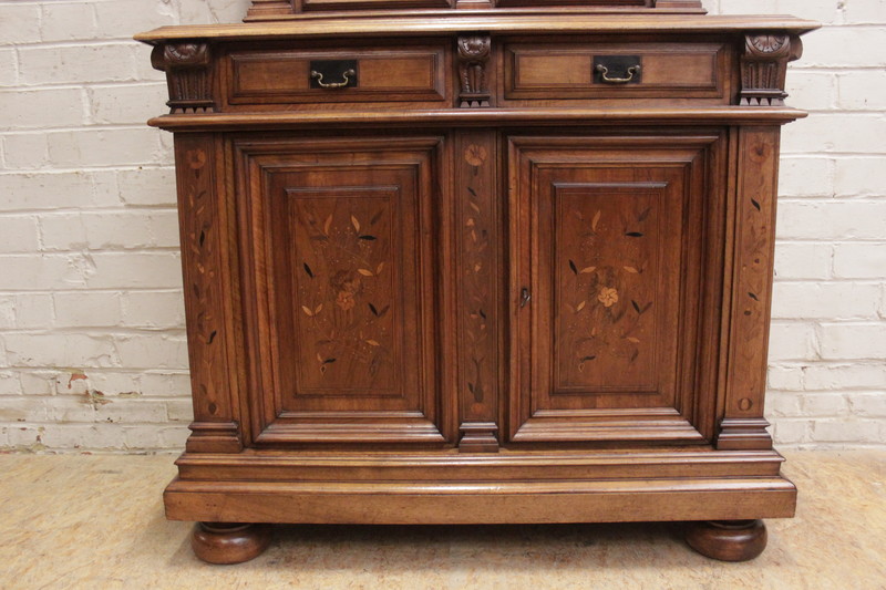 Renaissance cabinet in walnut with inlay
