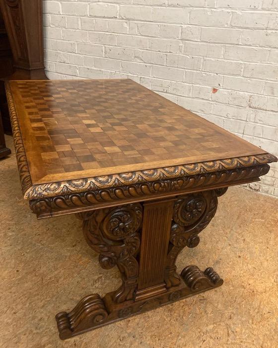 Renaissance table in walnut