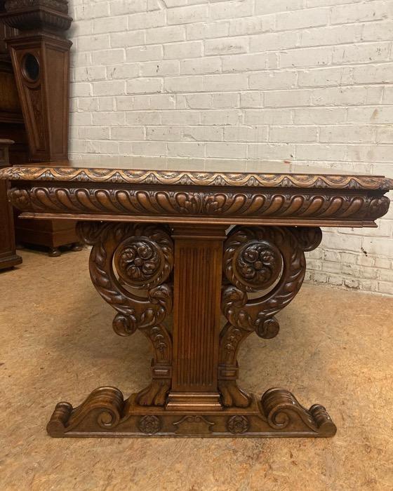 Renaissance table in walnut