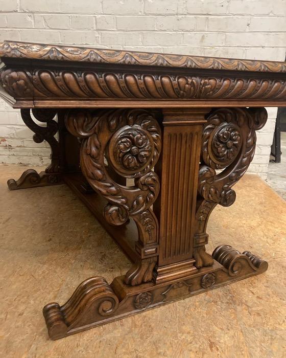 Renaissance table in walnut