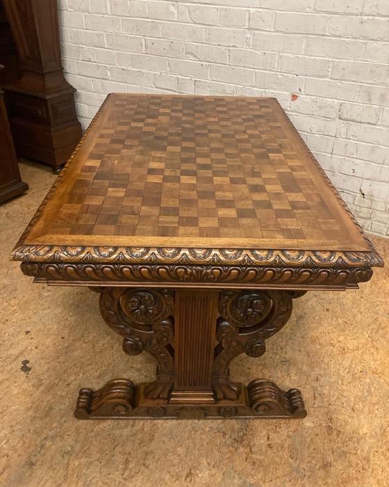 Renaissance table in walnut