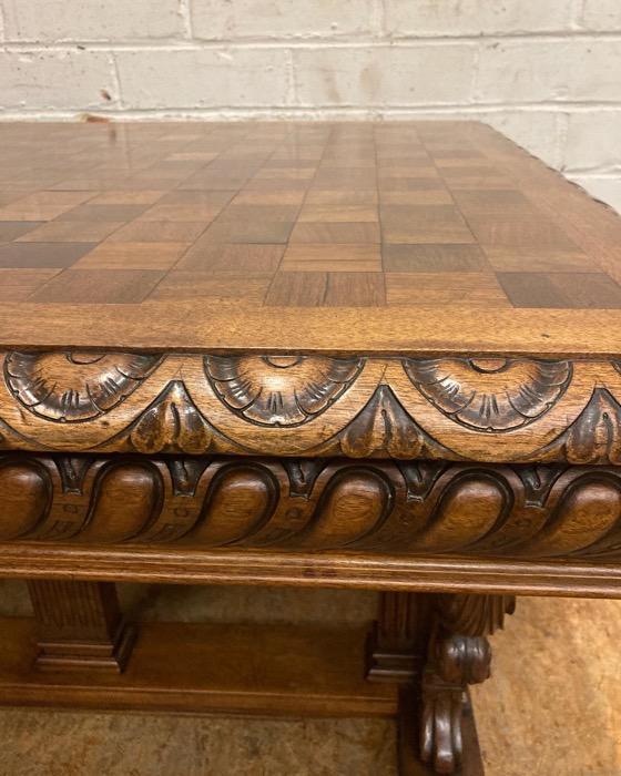 Renaissance table in walnut