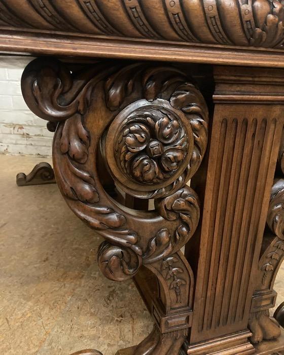 Renaissance table in walnut