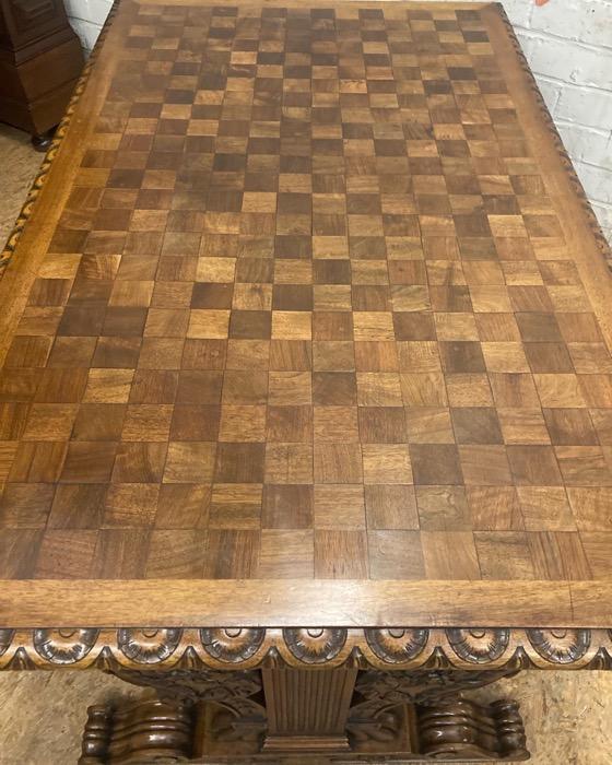 Renaissance table in walnut