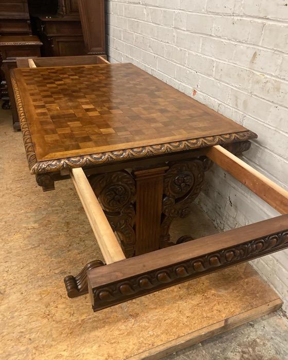 Renaissance table in walnut