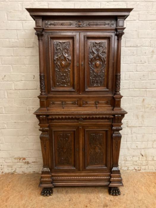 Top quality renaissance cabinet in walnut