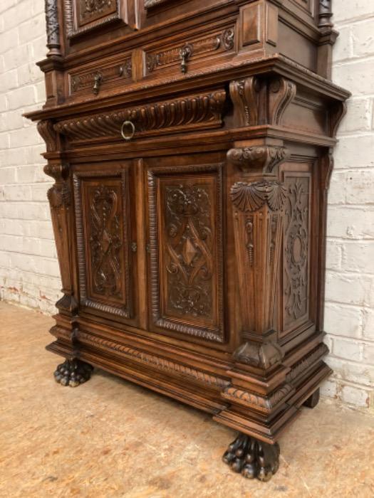 Top quality renaissance cabinet in walnut