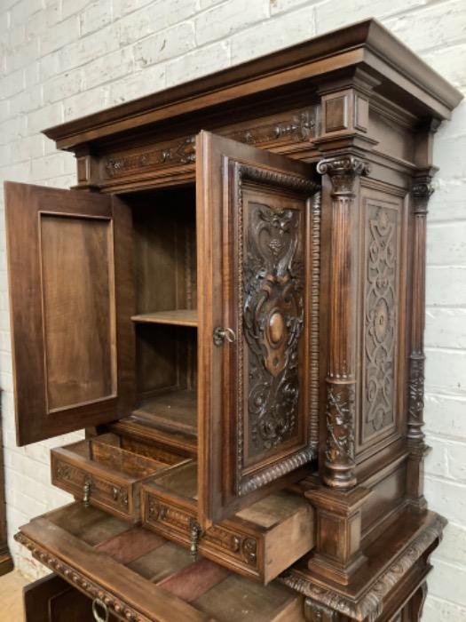 Top quality renaissance cabinet in walnut