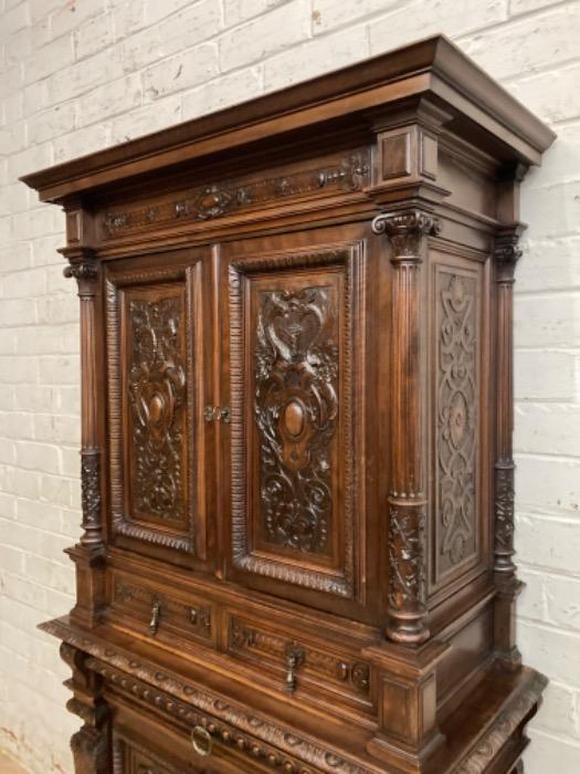 Top quality renaissance cabinet in walnut