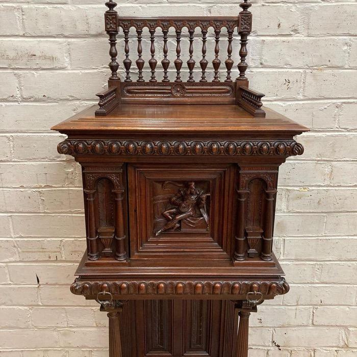 Top quality renaissance cabinet in walnut