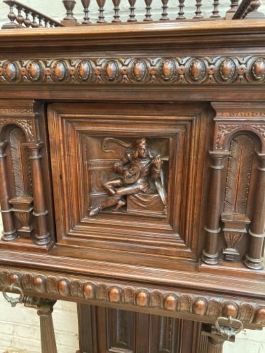 Top quality renaissance cabinet in walnut