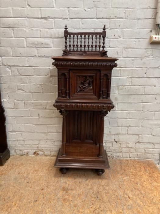 Top quality renaissance cabinet in walnut