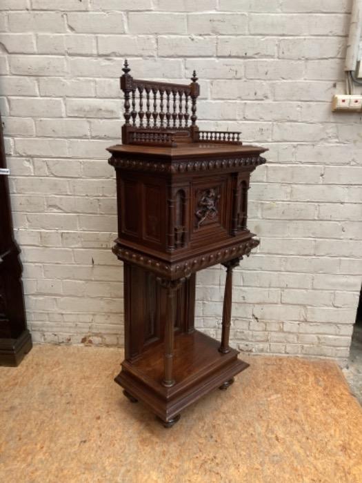 Top quality renaissance cabinet in walnut