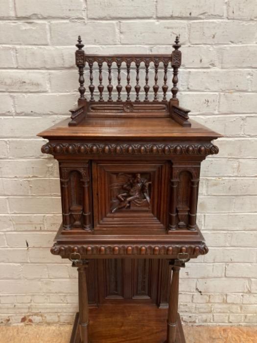 Top quality renaissance cabinet in walnut