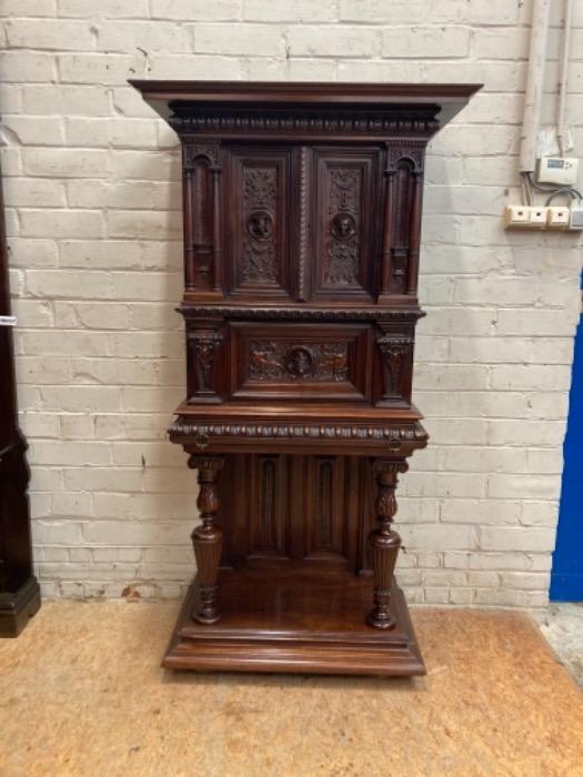 Top quality renaissance cabinet in walnut