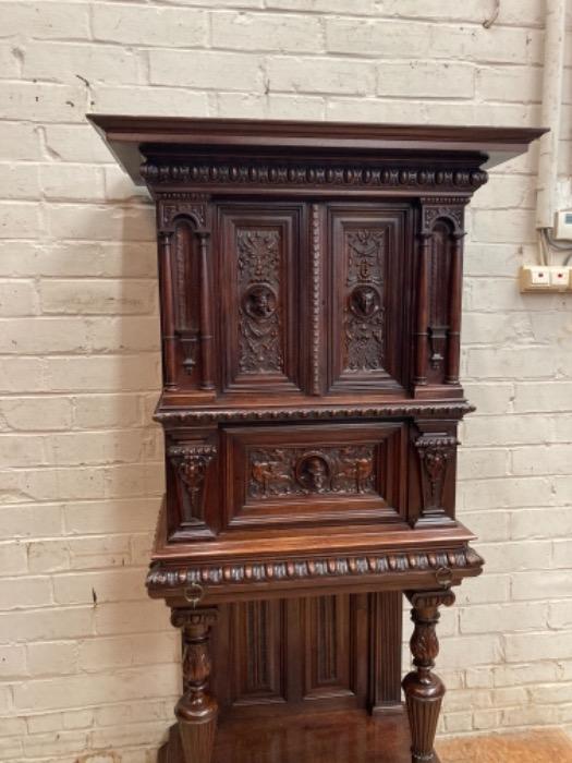 Top quality renaissance cabinet in walnut