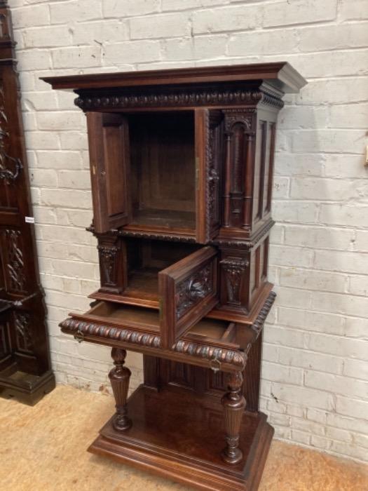 Top quality renaissance cabinet in walnut