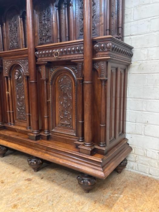 Top quality renaissance cabinet in walnut