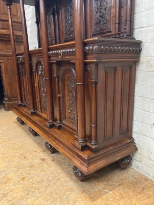 Top quality renaissance cabinet in walnut