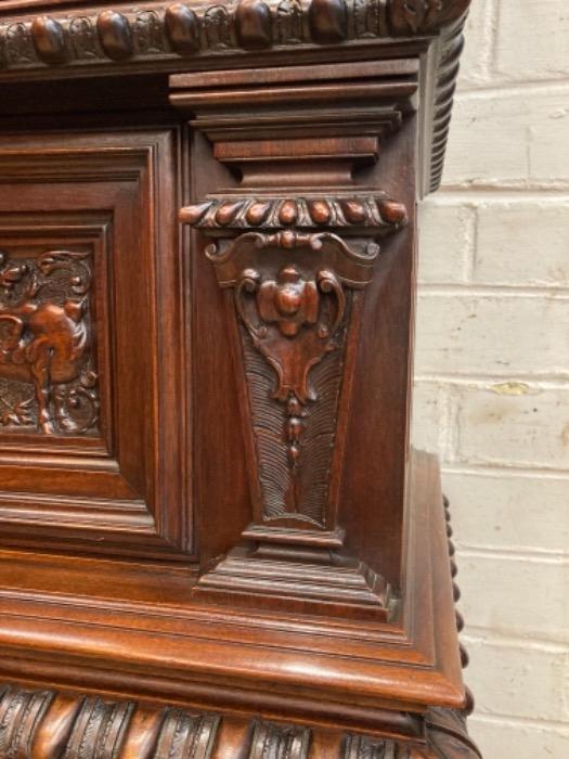 Top quality renaissance cabinet in walnut