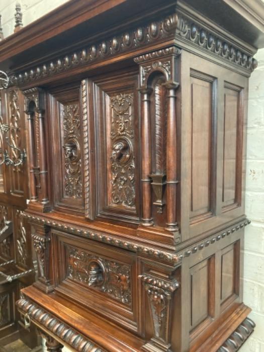 Top quality renaissance cabinet in walnut