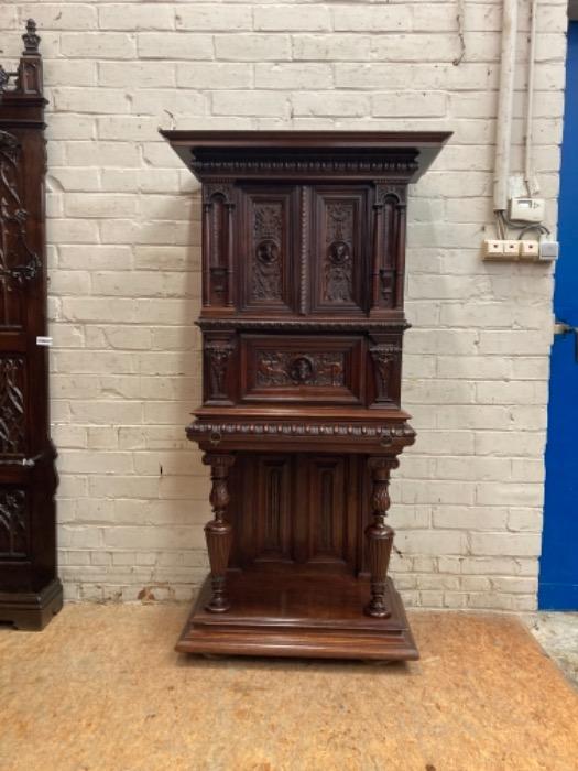 Top quality renaissance cabinet in walnut