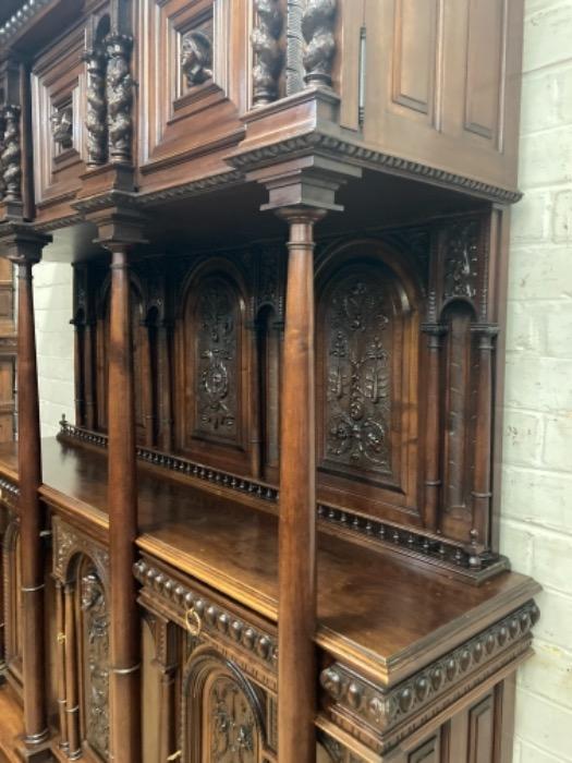 Top quality renaissance cabinet in walnut